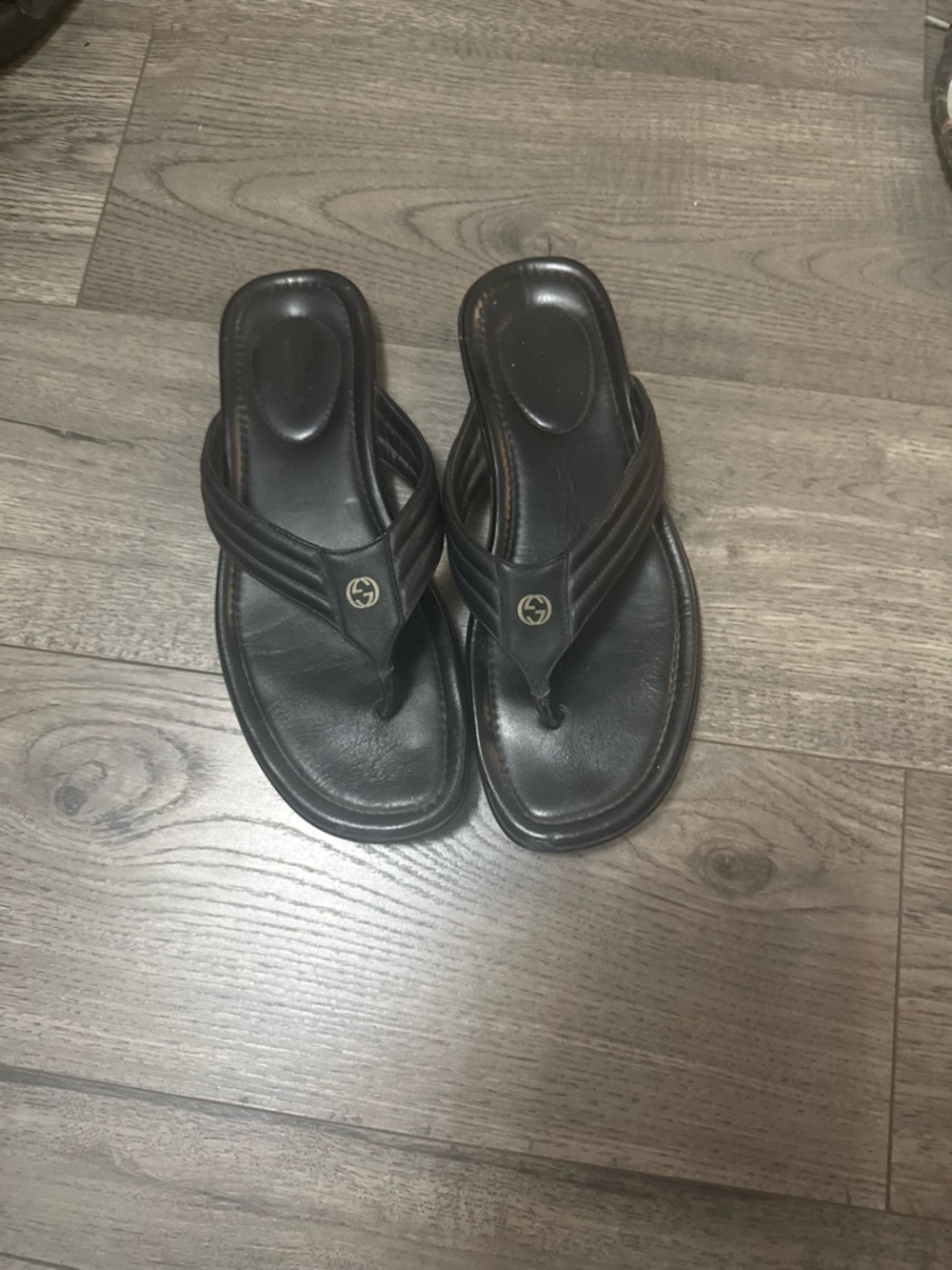 Gucci Black Leather Men's Thong Sandals with Gold Logo